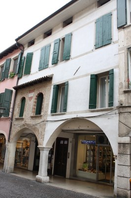 Palazzo del XIV sec civico 25